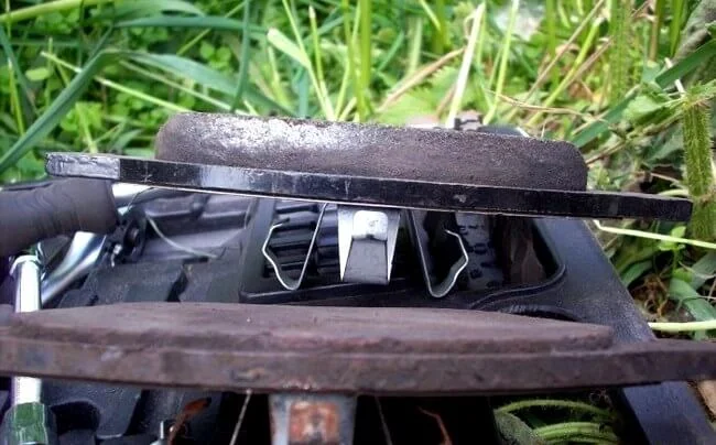 Замена передних тормозных колодок Ford Focus 1